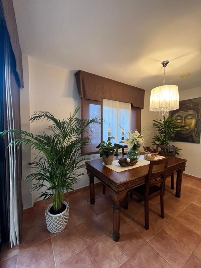 Mesa comedor madera y cuatro sillas