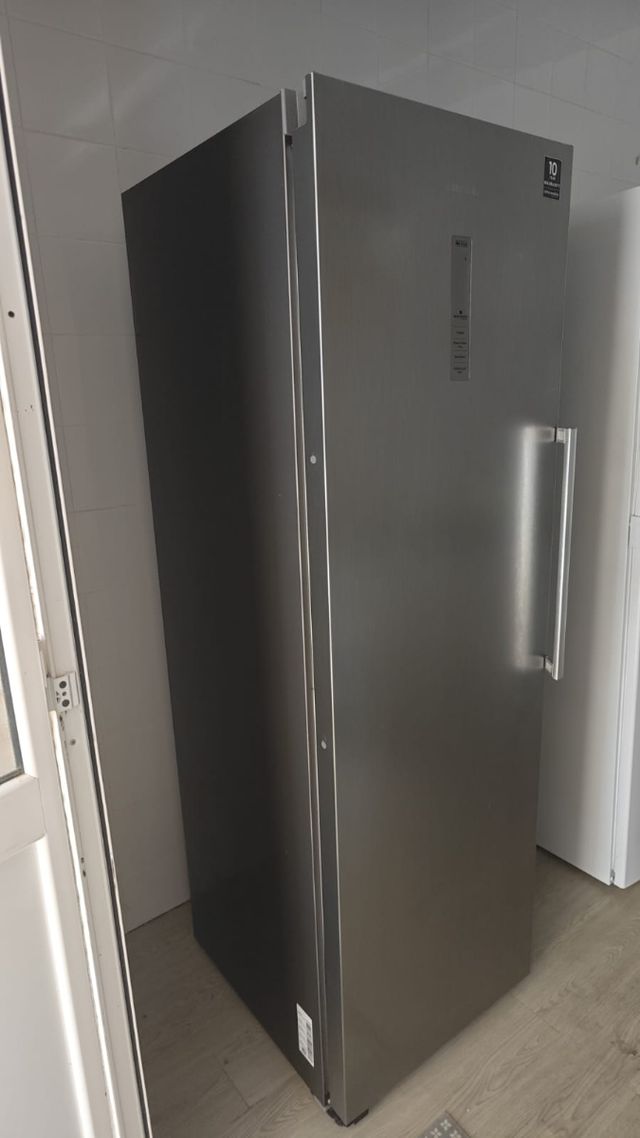 Congelador vertical Samsung RZ32M7135S9