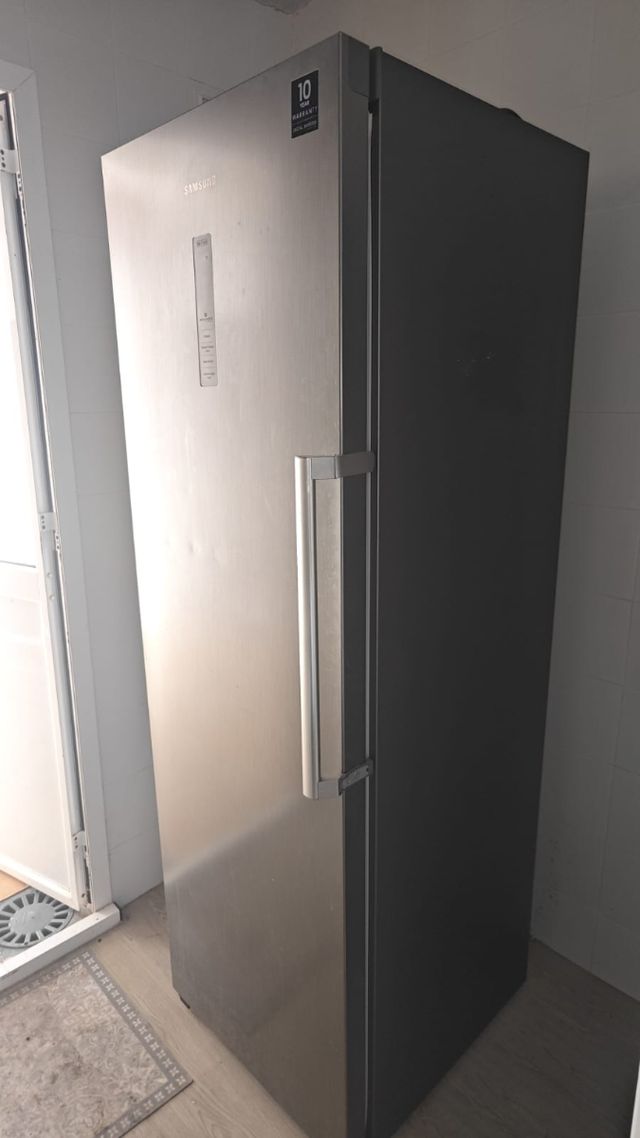 Congelador vertical Samsung RZ32M7135S9