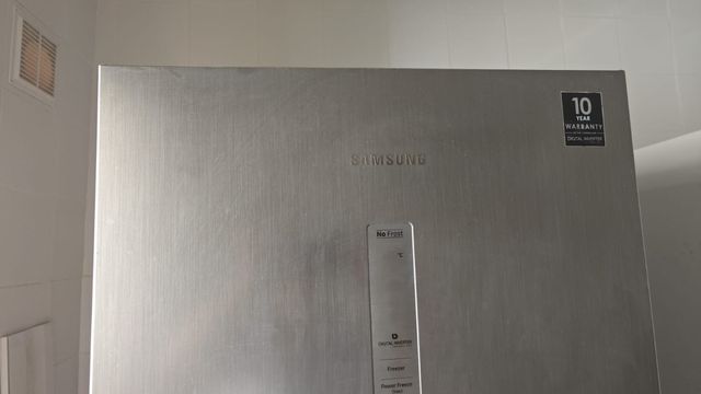 Congelador vertical Samsung RZ32M7135S9