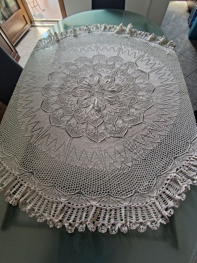 Tovaglia rotonda fatta all'uncinetto cotone beige