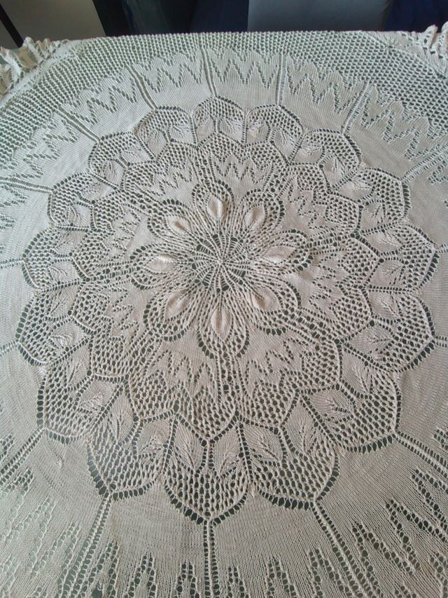 Tovaglia rotonda fatta all'uncinetto cotone beige