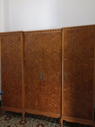 Cama madera  2 mesitas armario y comoda