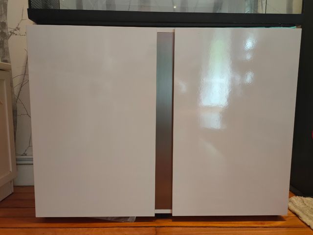 Mueble acuario blanco y plata en perfecto estado