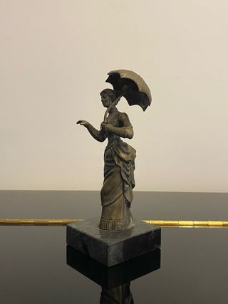 Figura bronce La dama del paraguas