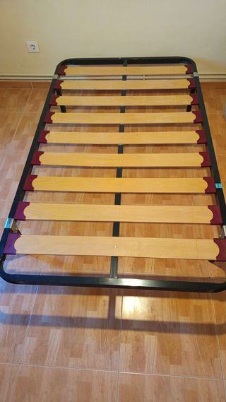 Canapé metálico con láminas de madera