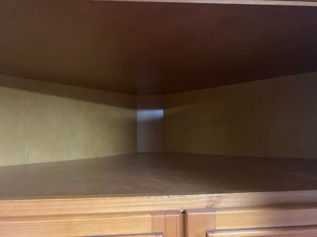 Armario esquinero de madera de gran capacidad