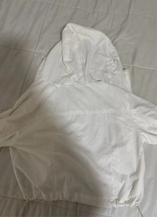 Chaqueta corta blanca con capucha