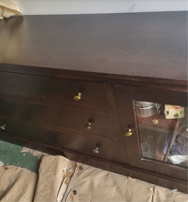 Vitrina, aparador, sillas y mesa color wenger