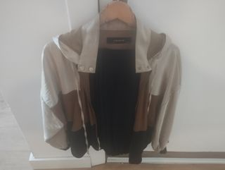 Chaqueta dorado, negro y marrón