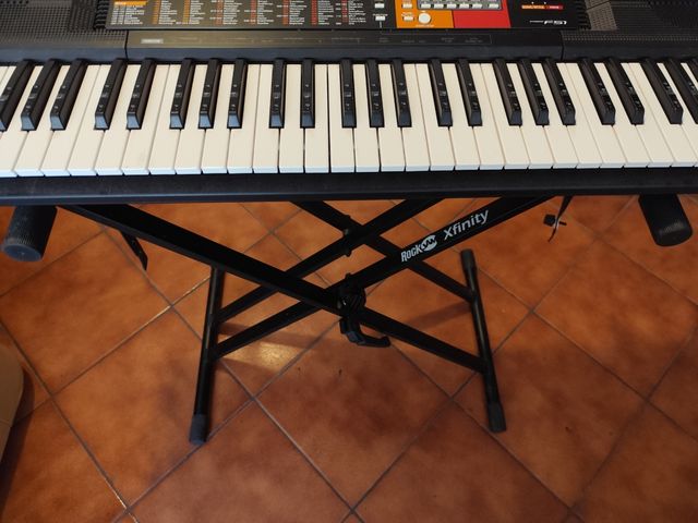 Yamaha PSR-F51 + Supporto RockJam Xfinity