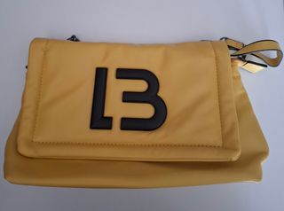 Bolso color  mostaza no original 