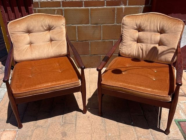 Sillones antiguos de terciopelo