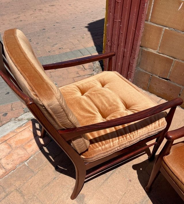 Sillones antiguos de terciopelo