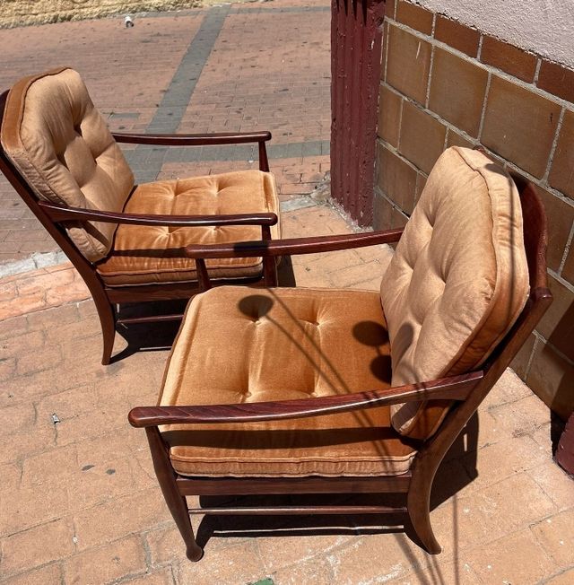 Sillones antiguos de terciopelo