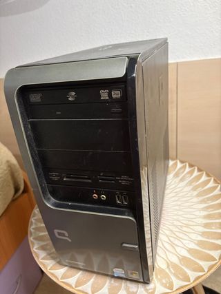 Caja de PC antigua marca Compaq