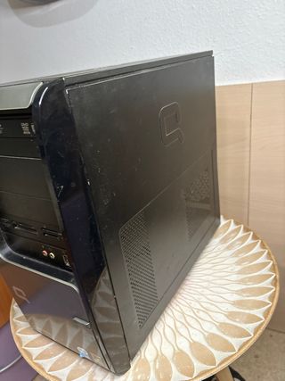 Caja de PC antigua marca Compaq
