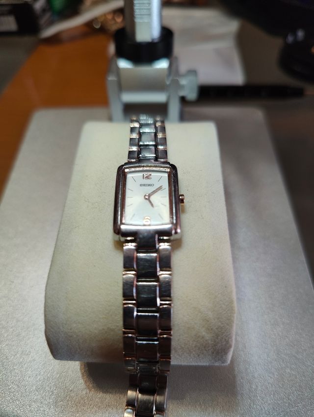 Reloj Seiko mujer, rectangular 1N00-0GW8