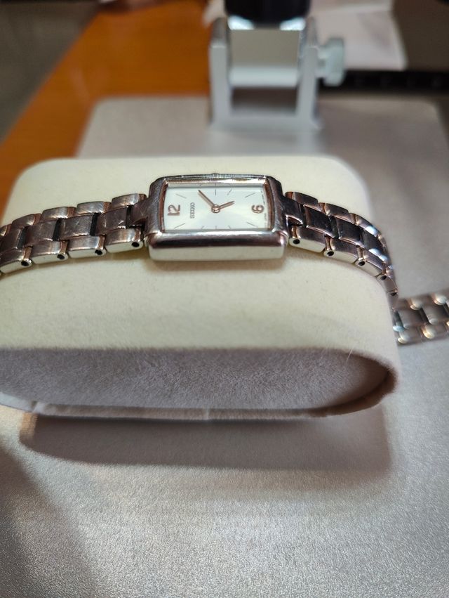 Reloj Seiko mujer, rectangular 1N00-0GW8