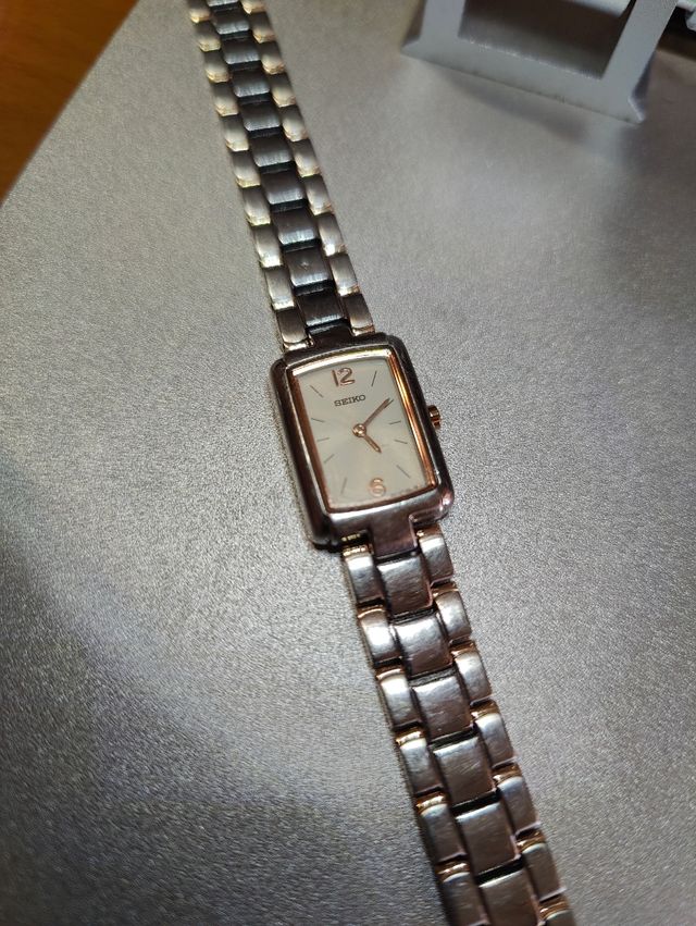 Reloj Seiko mujer, rectangular 1N00-0GW8