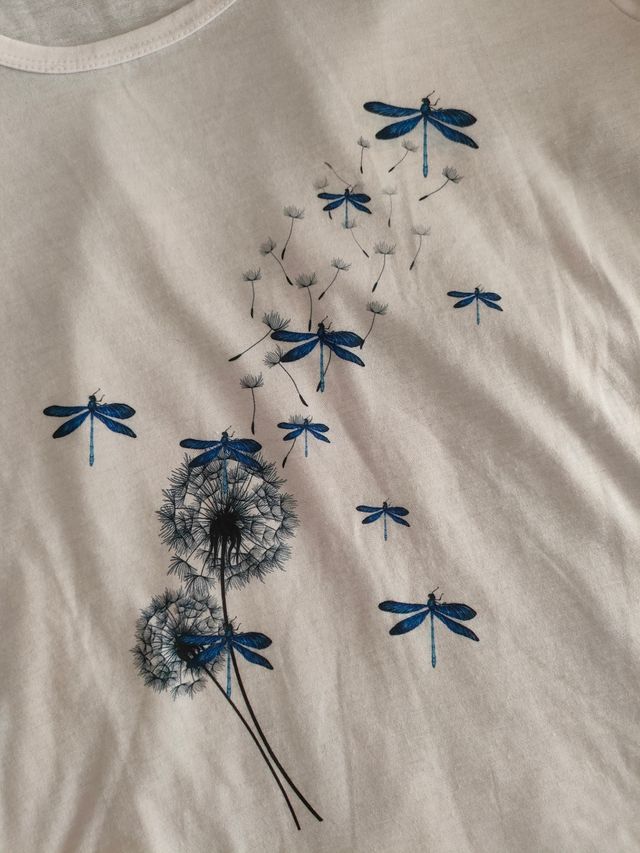 Camiseta blanca libélulas diente león