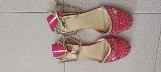 Sandalias doradas y rosas