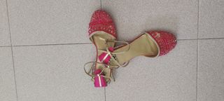 Sandalias doradas y rosas