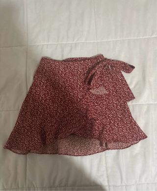 Falda corta roja - Flores blancas