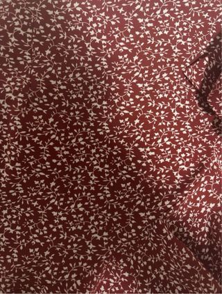 Falda corta roja - Flores blancas