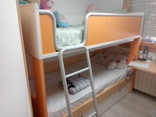 Litera infantil naranja y blanca