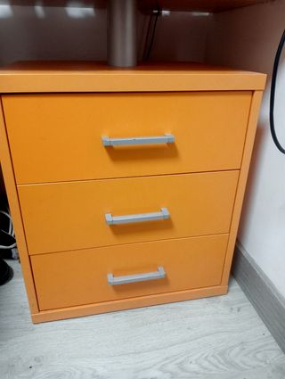 Litera infantil naranja y blanca