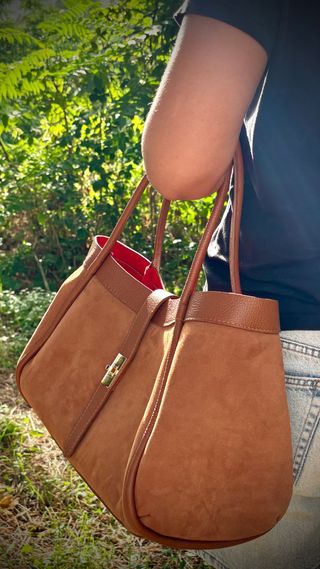 Bolso trapezoidal de ante y piel italiana