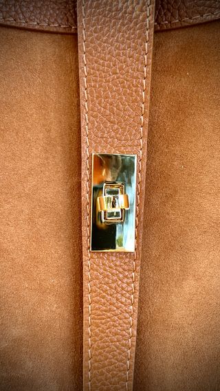 Bolso trapezoidal de ante y piel italiana