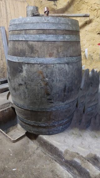 Barricas de madera en uso.