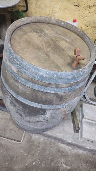 Barricas de madera en uso.