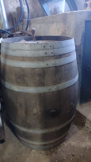 Barricas de madera en uso.