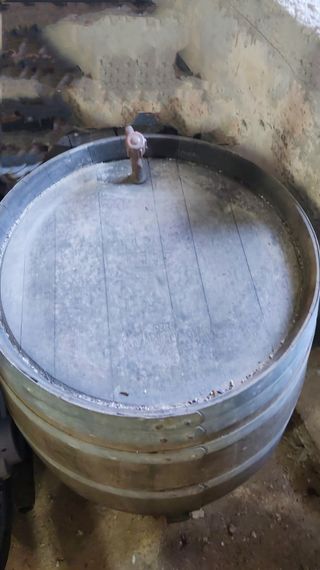 Barricas de madera en uso.