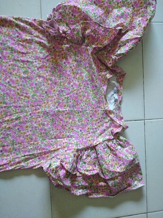 Blusa estampada hombros volantes