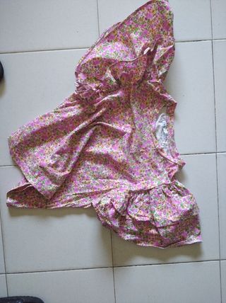 Blusa estampada hombros volantes