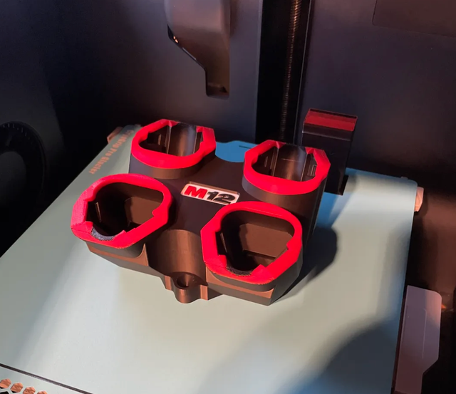 Supporto da parete per batterie Milwaukee M12