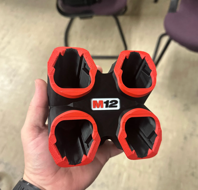 Supporto da parete per batterie Milwaukee M12