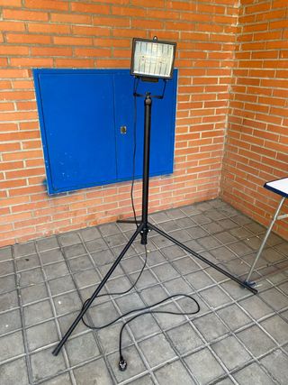 Foco halógeno trípode
