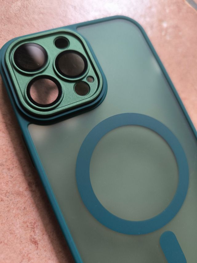 Cover iPhone 13 Pro Max semi opaca verde Magsafe