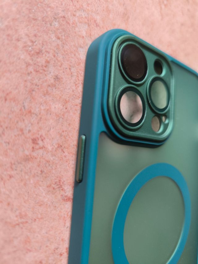 Cover iPhone 13 Pro Max semi opaca verde Magsafe