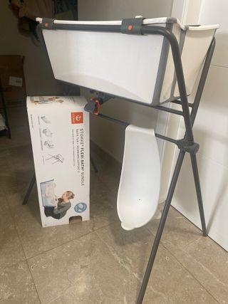 Bañera Stokke con asiento y patas