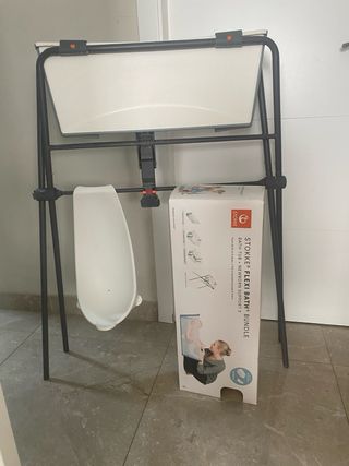 Bañera Stokke con asiento y patas