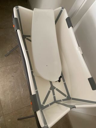 Bañera Stokke con asiento y patas