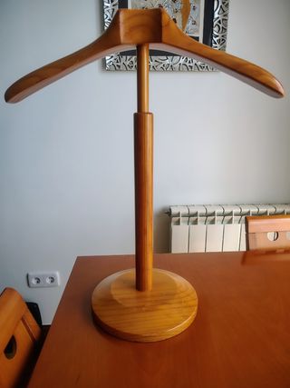 Perchero de madera marrón extensible hasta 67cm
