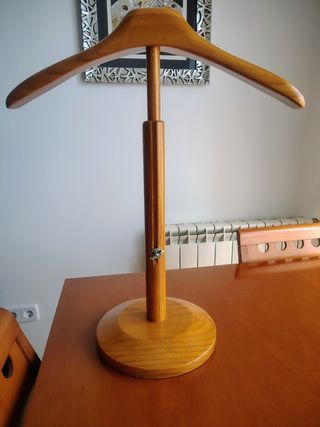 Perchero de madera marrón extensible hasta 67cm