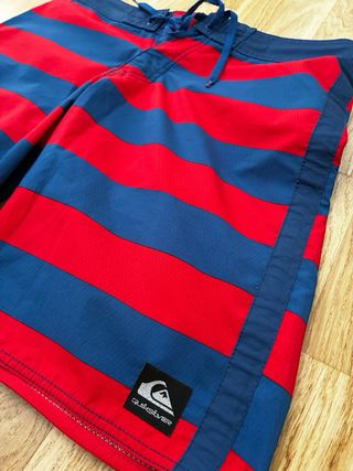Bañador Quicksilver rayas rojas-azules